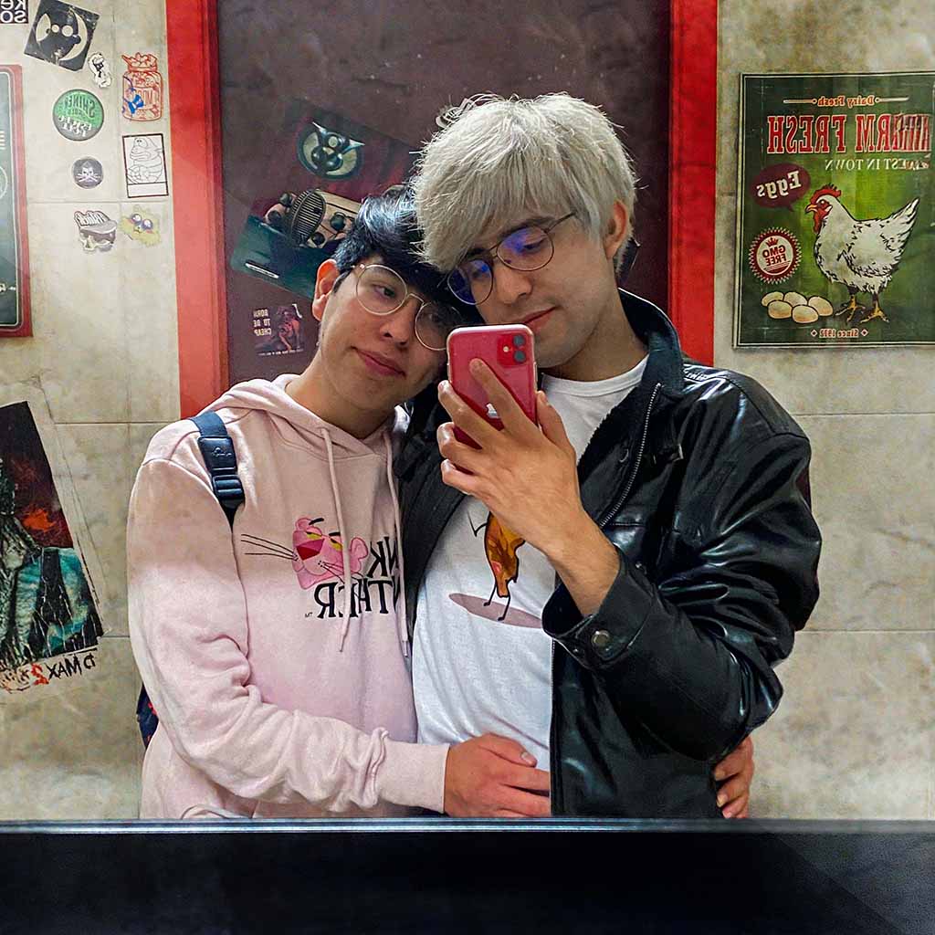 Del 2020; chicos en restaurante retro